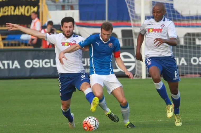 Nogometa&scaron;i Hajduka i Dinama odigrali su neodlučeno 0:0 u derbiju 10. kola domaćeg prvenstva. Na Poljudu ni ovom prilikom nisu izostali posebni gosti, sjajna atmosfera i nezadovoljstvo sudačkim odlukama.