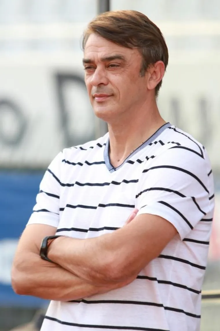 Nogometa&scaron;i Hajduka i Dinama odigrali su neodlučeno 0:0 u derbiju 10. kola domaćeg prvenstva. Na Poljudu ni ovom prilikom nisu izostali posebni gosti, sjajna atmosfera i nezadovoljstvo sudačkim odlukama.