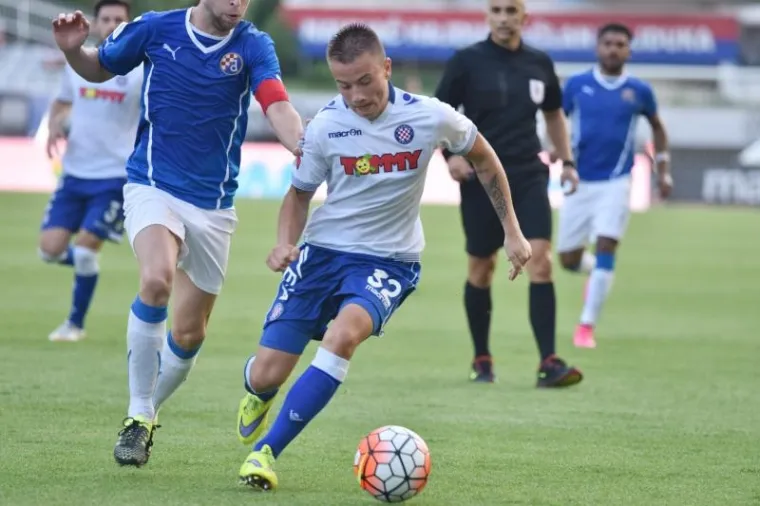 Nogometa&scaron;i Hajduka i Dinama odigrali su neodlučeno 0:0 u derbiju 10. kola domaćeg prvenstva. Na Poljudu ni ovom prilikom nisu izostali posebni gosti, sjajna atmosfera i nezadovoljstvo sudačkim odlukama.