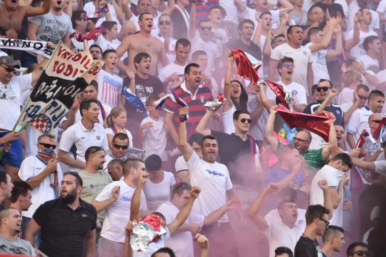 Nogometa&scaron;i Hajduka i Dinama odigrali su neodlučeno 0:0 u derbiju 10. kola domaćeg prvenstva. Na Poljudu ni ovom prilikom nisu izostali posebni gosti, sjajna atmosfera i nezadovoljstvo sudačkim odlukama.
