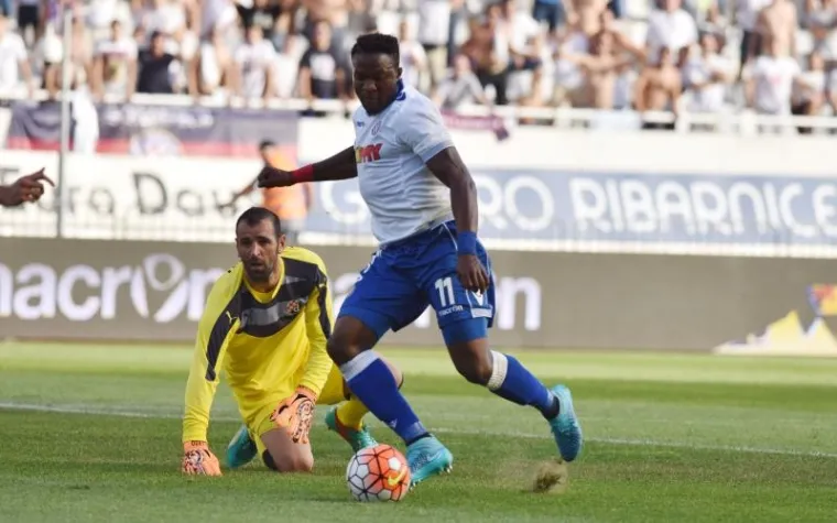 Nogometa&scaron;i Hajduka i Dinama odigrali su neodlučeno 0:0 u derbiju 10. kola domaćeg prvenstva. Na Poljudu ni ovom prilikom nisu izostali posebni gosti, sjajna atmosfera i nezadovoljstvo sudačkim odlukama.