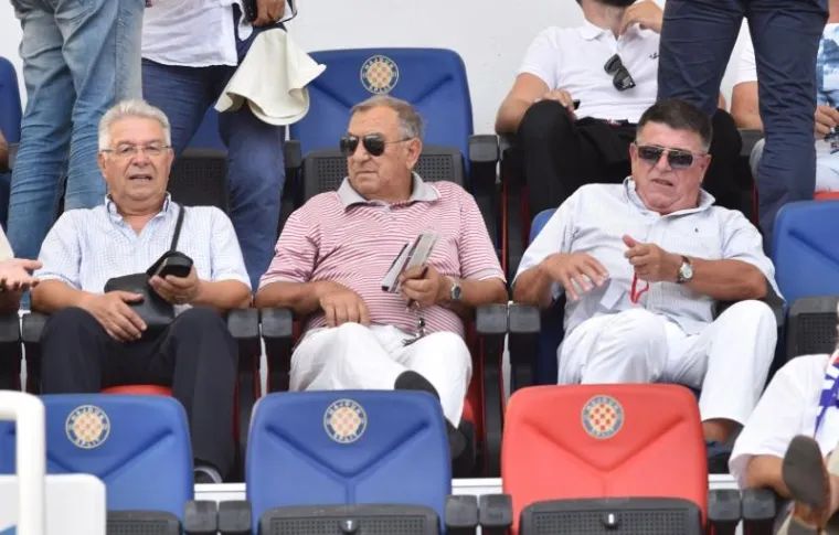 Nogometa&scaron;i Hajduka i Dinama odigrali su neodlučeno 0:0 u derbiju 10. kola domaćeg prvenstva. Na Poljudu ni ovom prilikom nisu izostali posebni gosti, sjajna atmosfera i nezadovoljstvo sudačkim odlukama.