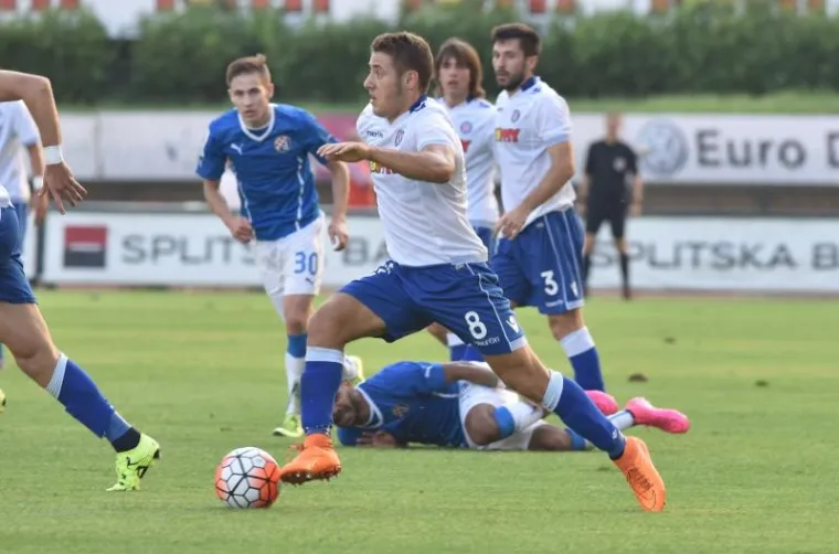 Nogometa&scaron;i Hajduka i Dinama odigrali su neodlučeno 0:0 u derbiju 10. kola domaćeg prvenstva. Na Poljudu ni ovom prilikom nisu izostali posebni gosti, sjajna atmosfera i nezadovoljstvo sudačkim odlukama.