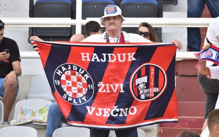 Nogometa&scaron;i Hajduka i Dinama odigrali su neodlučeno 0:0 u derbiju 10. kola domaćeg prvenstva. Na Poljudu ni ovom prilikom nisu izostali posebni gosti, sjajna atmosfera i nezadovoljstvo sudačkim odlukama.