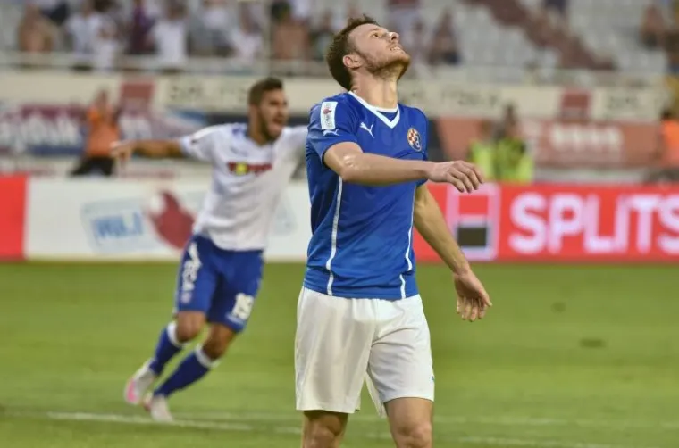 Nogometa&scaron;i Hajduka i Dinama odigrali su neodlučeno 0:0 u derbiju 10. kola domaćeg prvenstva. Na Poljudu ni ovom prilikom nisu izostali posebni gosti, sjajna atmosfera i nezadovoljstvo sudačkim odlukama.