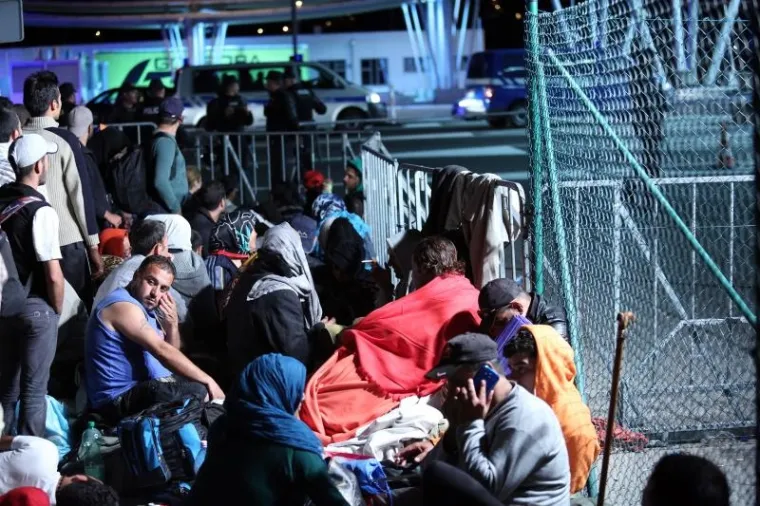 GUŽVA NA GRANICAMA: Jo&scaron; jedna noć pod otvorenim nebom