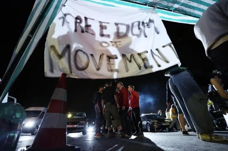 GUŽVA NA GRANICAMA: Jo&scaron; jedna noć pod otvorenim nebom