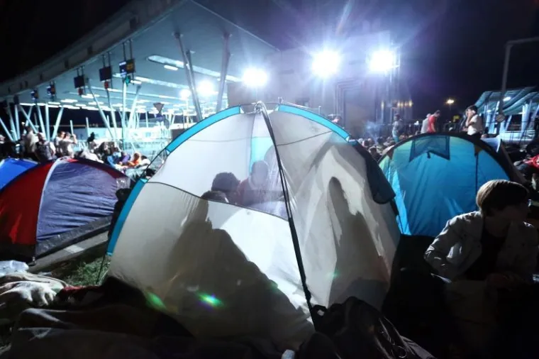 GUŽVA NA GRANICAMA: Jo&scaron; jedna noć pod otvorenim nebom