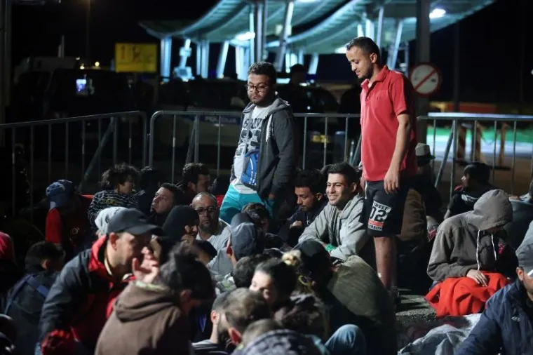 Izbjeglice na Bregani u velikom broju i dalje čekaju da se autobusima prebace u Sloveniju. Humanitarne udruge im pomazu s hranom, odjećom i drugim potrep&scaron;tinama.