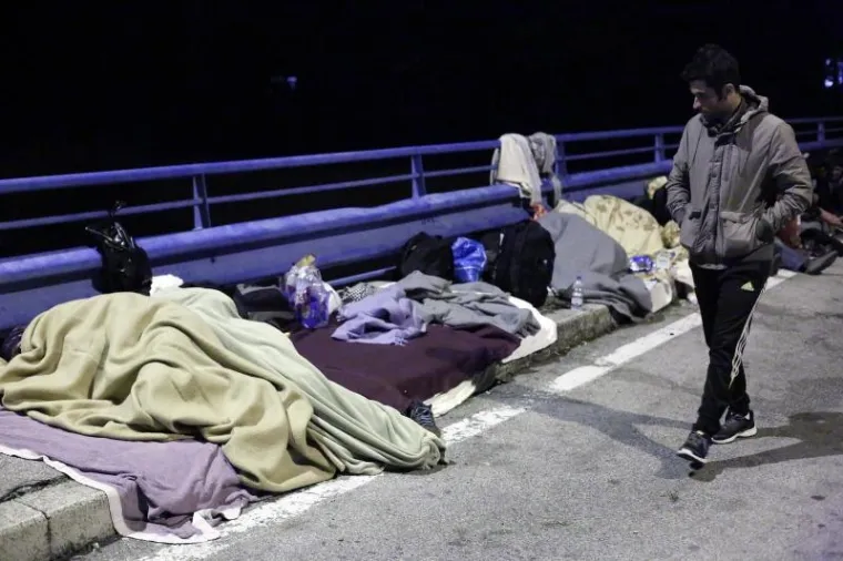 GUŽVA NA GRANICAMA: Jo&scaron; jedna noć pod otvorenim nebom