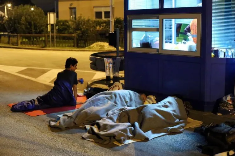 GUŽVA NA GRANICAMA: Jo&scaron; jedna noć pod otvorenim nebom