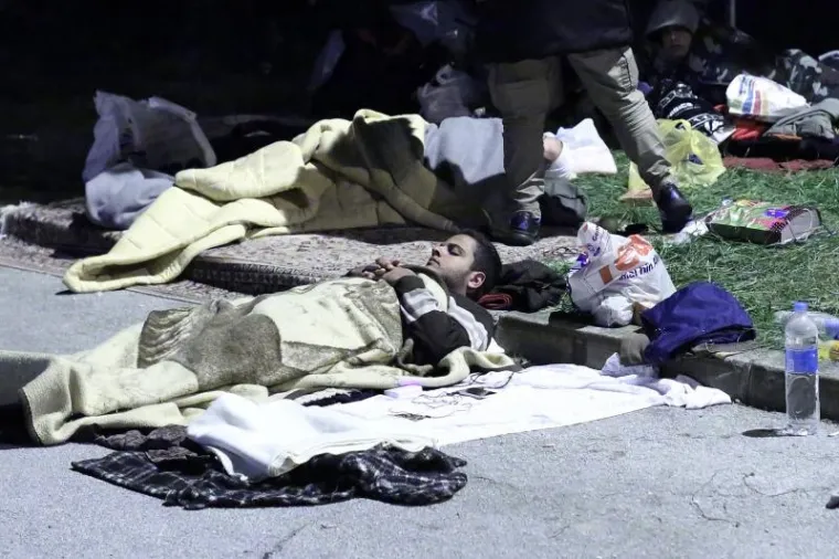 Izbjeglice na granici sa Slovenijom kod Harmice pripremaju se za hladnu noć i najavljenu ki&scaron;u. Spavat će na otvorenom jer skloni&scaron;ta nemaju.