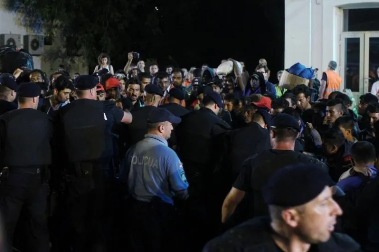 GUŽVA NA GRANICAMA: Jo&scaron; jedna noć pod otvorenim nebom