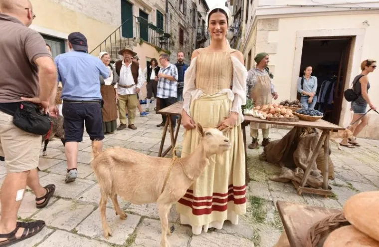 Miss Hrvatske Maja Spahija &scaron;etala je &Scaron;ibenikom u ruci vodeći - kozu.