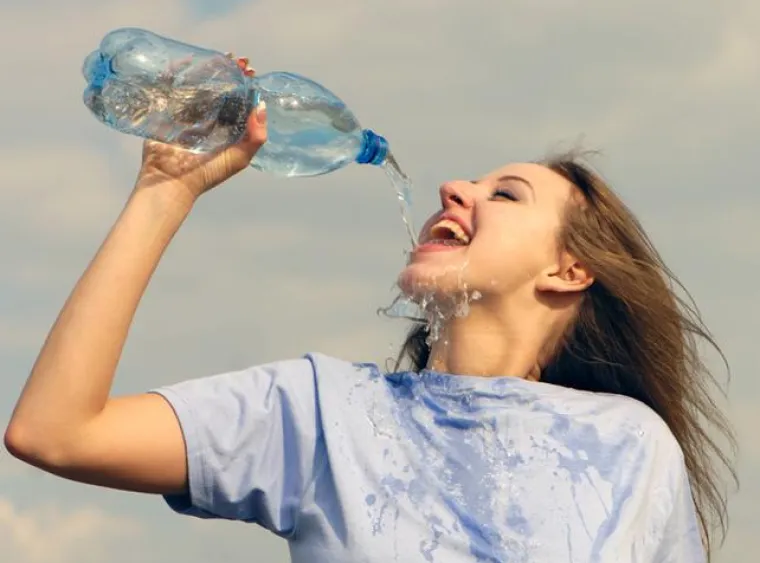 Žene jo&scaron; uvijek nisu naučile piti vodu iz boce, barem ako je vjerovati ovim slikama
