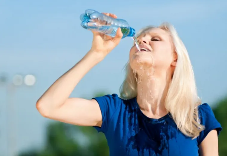 Žene jo&scaron; uvijek nisu naučile piti vodu iz boce, barem ako je vjerovati ovim slikama