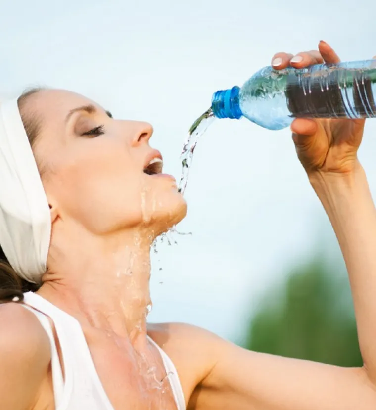 Žene jo&scaron; uvijek nisu naučile piti vodu iz boce, barem ako je vjerovati ovim slikama