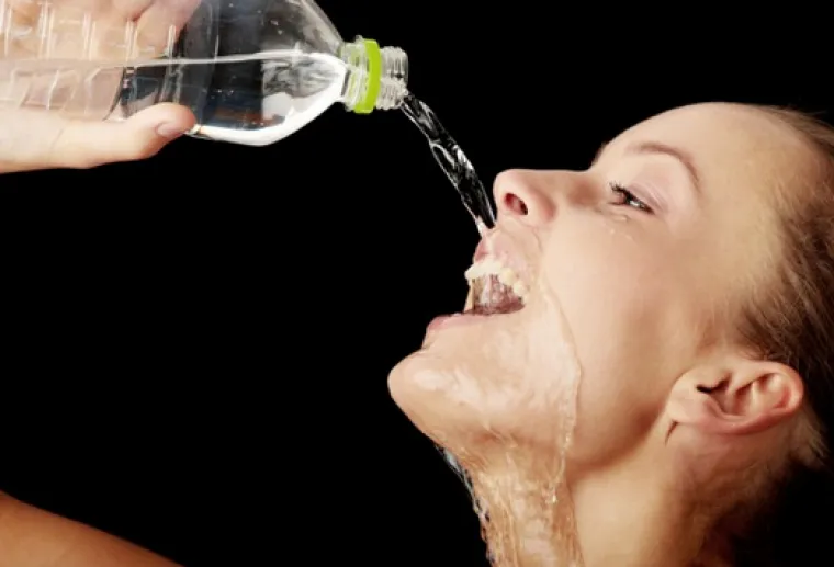 Žene jo&scaron; uvijek nisu naučile piti vodu iz boce, barem ako je vjerovati ovim slikama