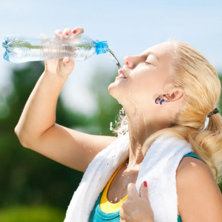 Žene jo&scaron; uvijek nisu naučile piti vodu iz boce, barem ako je vjerovati ovim slikama