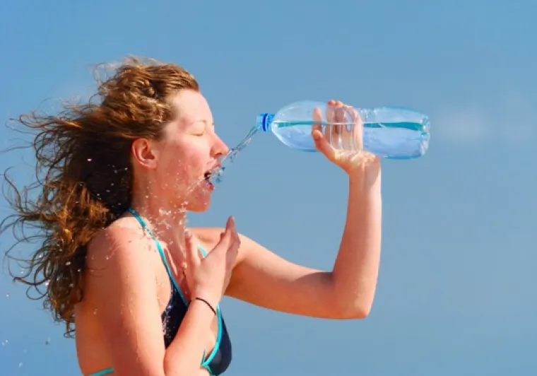 Žene jo&scaron; uvijek nisu naučile piti vodu iz boce, barem ako je vjerovati ovim slikama