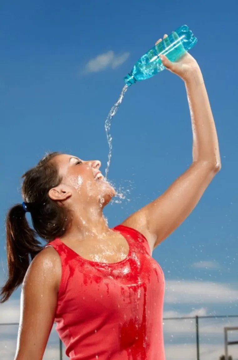 Žene jo&scaron; uvijek nisu naučile piti vodu iz boce, barem ako je vjerovati ovim slikama