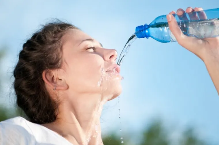 Žene jo&scaron; uvijek nisu naučile piti vodu iz boce, barem ako je vjerovati ovim slikama