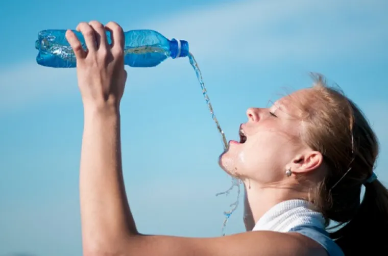 Žene jo&scaron; uvijek nisu naučile piti vodu iz boce, barem ako je vjerovati ovim slikama