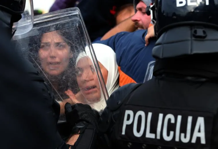 NERED NA HARMICI: Izbjeglice nasrnule na kordon policije