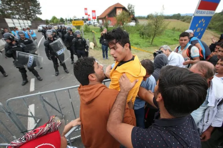 NERED NA HARMICI: Izbjeglice nasrnule na kordon policije