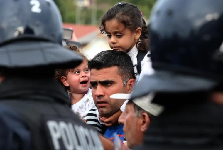 NERED NA HARMICI: Izbjeglice nasrnule na kordon policije