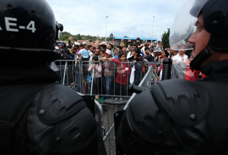 NERED NA HARMICI: Izbjeglice nasrnule na kordon policije