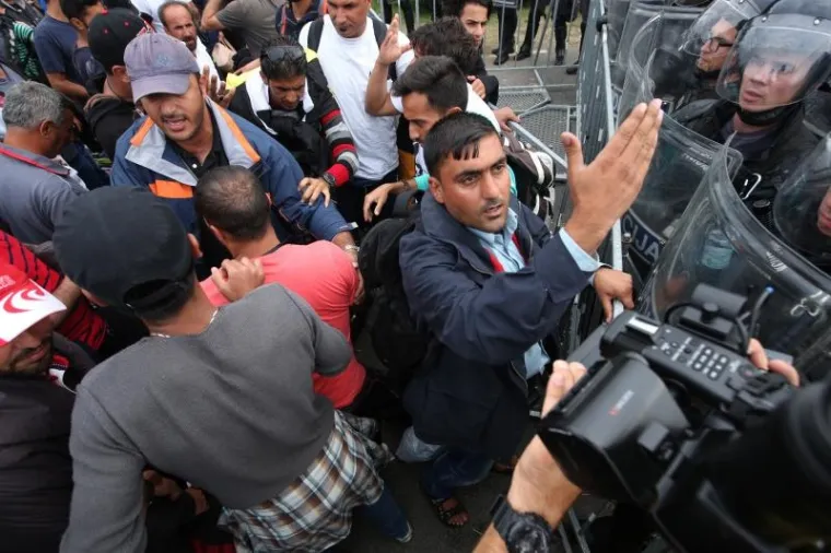 NERED NA HARMICI: Izbjeglice nasrnule na kordon policije