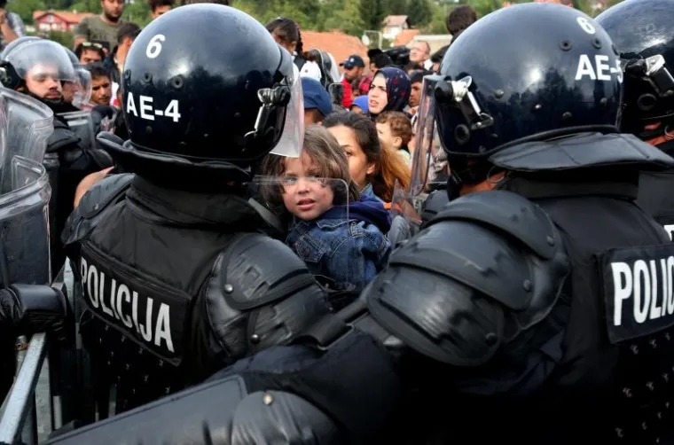 Pro&scaron;lo je vi&scaron;e od 24 sata a da preko graničnog prijelaza Harmica u Sloveniju nije u&scaron;la niti jedna osoba. Okupljene izbjeglice su nestrpljive i očajne. U jednom trenutku do&scaron;lo je do sukoba između izbjeglica i slovenske policije.
