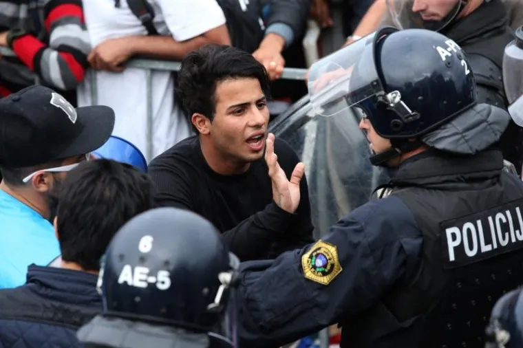 NERED NA HARMICI: Izbjeglice nasrnule na kordon policije