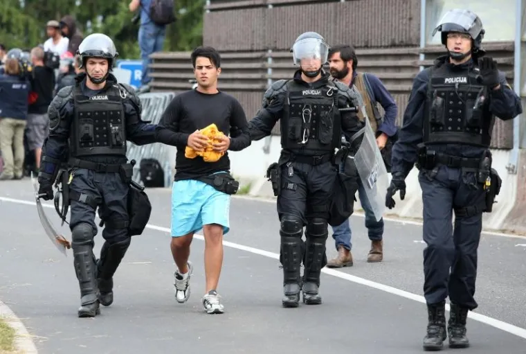 NERED NA HARMICI: Izbjeglice nasrnule na kordon policije