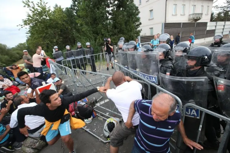 NERED NA HARMICI: Izbjeglice nasrnule na kordon policije