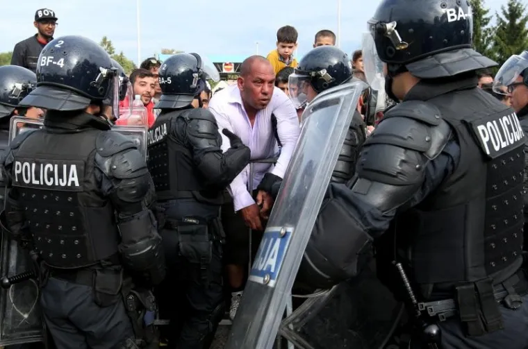 NERED NA HARMICI: Izbjeglice nasrnule na kordon policije