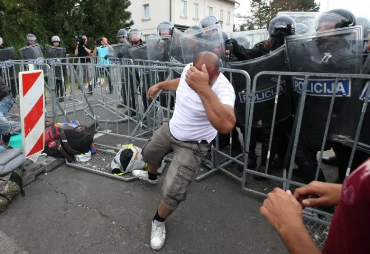 NERED NA HARMICI: Izbjeglice nasrnule na kordon policije