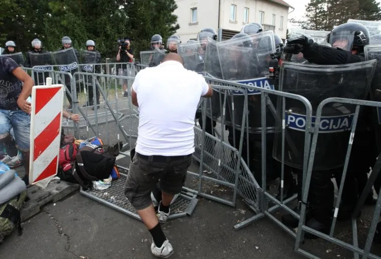 NERED NA HARMICI: Izbjeglice nasrnule na kordon policije