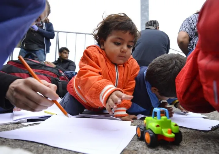 Umorni i iscrpljeni, ali ipak dobro raspoloženi, čekaju propu&scaron;tanje od slovenske policije do Brežicama.