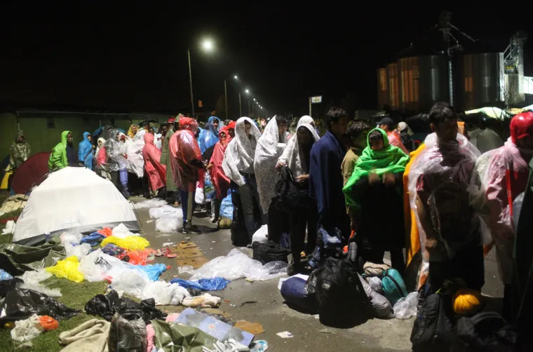 Izbjeglice u Tovarniku provele noć na otvorenom