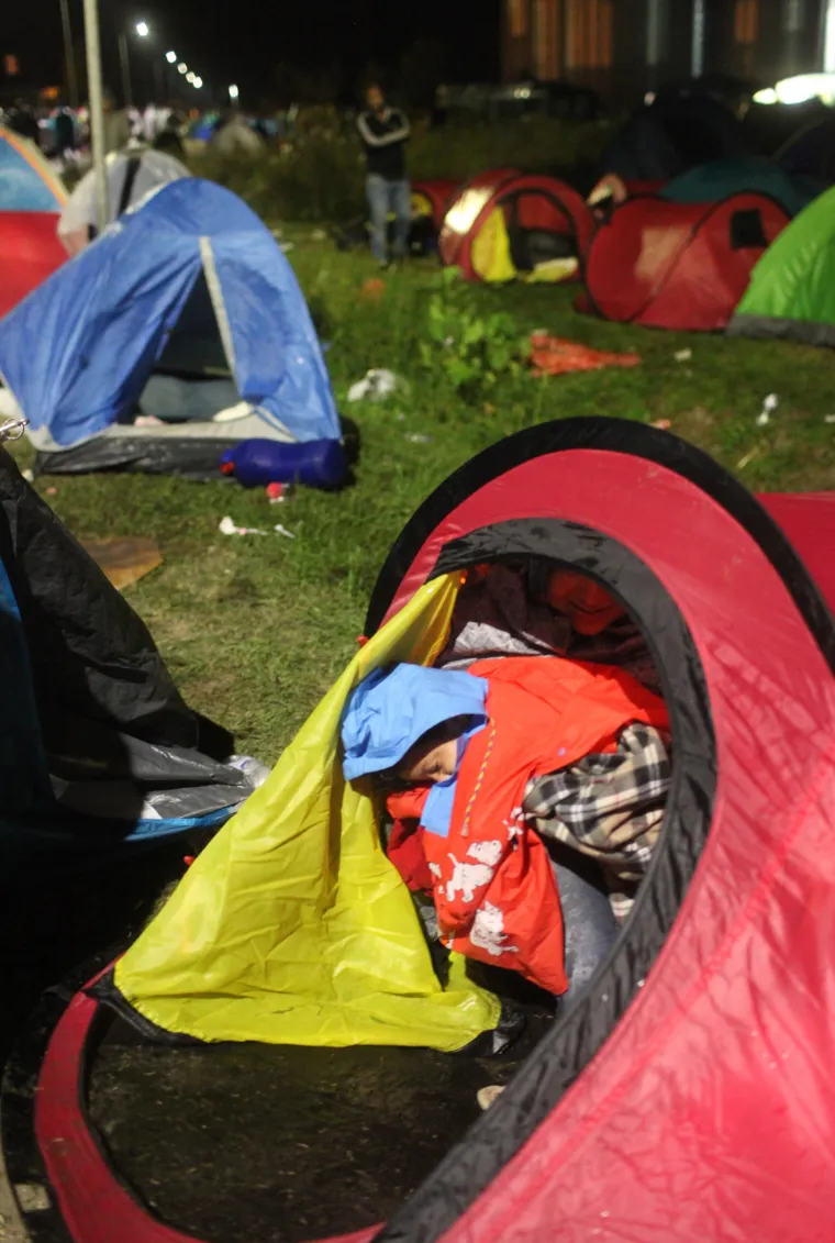 Izbjeglice u Tovarniku provele noć na otvorenom