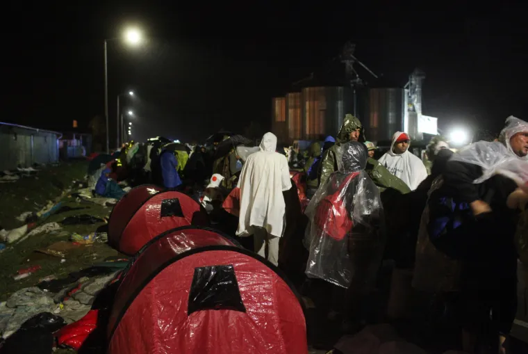 Izbjeglice u Tovarniku provele noć na otvorenom