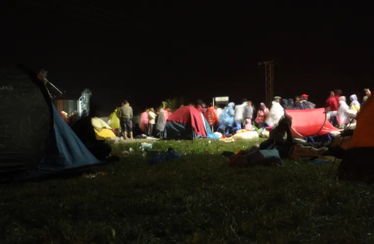 Izbjeglice u Tovarniku provele noć na otvorenom
