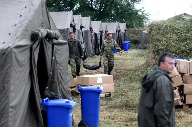Prva skupina izbjeglica stigla je s hrvatske granice u izbjeglički kamp u Opatovcu. Hrvatska vojska, Crveni križ i Civilna za&scaron;tita izgradili su izbjeglički kamp u mjestu udaljenom 15 km od Tovarnika. Prihvatni centar može primiti 4.800 osoba, ima 200 &scaron;atora, a u svaki &scaron;ator stanu 22 osobe. U njemu se izbjeglice mogu zadržavati najduže od 36 do 48 sati. Svi migranti koji ulaze u Hrvatsku kod Tovarnika bit će prebačeni u Opatovac.