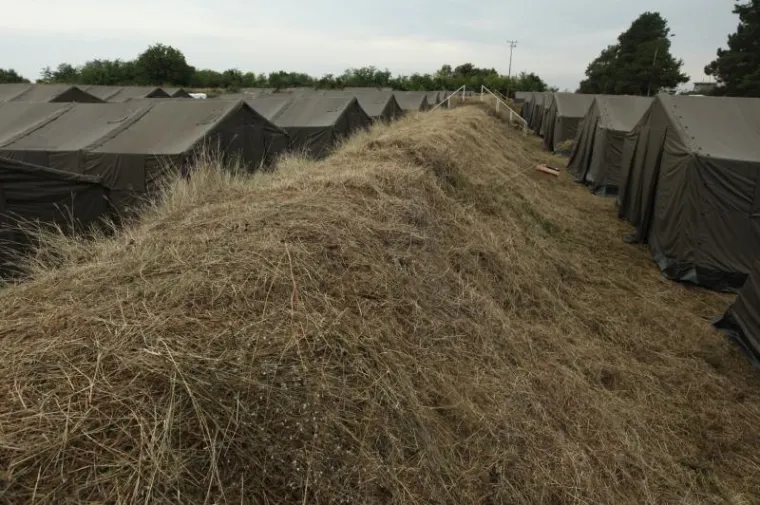 OTVOREN KAMP: Prve izbjeglice stigle u Opatovac