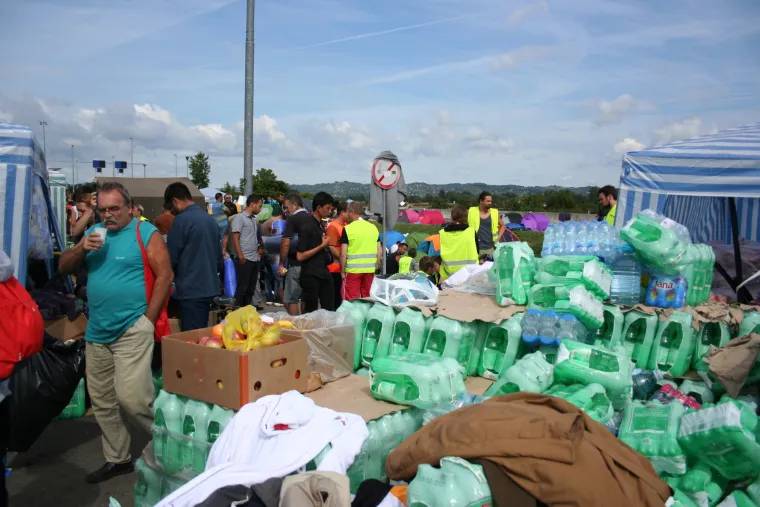 Stanovnici Zagreba i okolnih mjesta neprekidno donose pomoć - vodu, hranu, slatki&scaron;e za djecu...