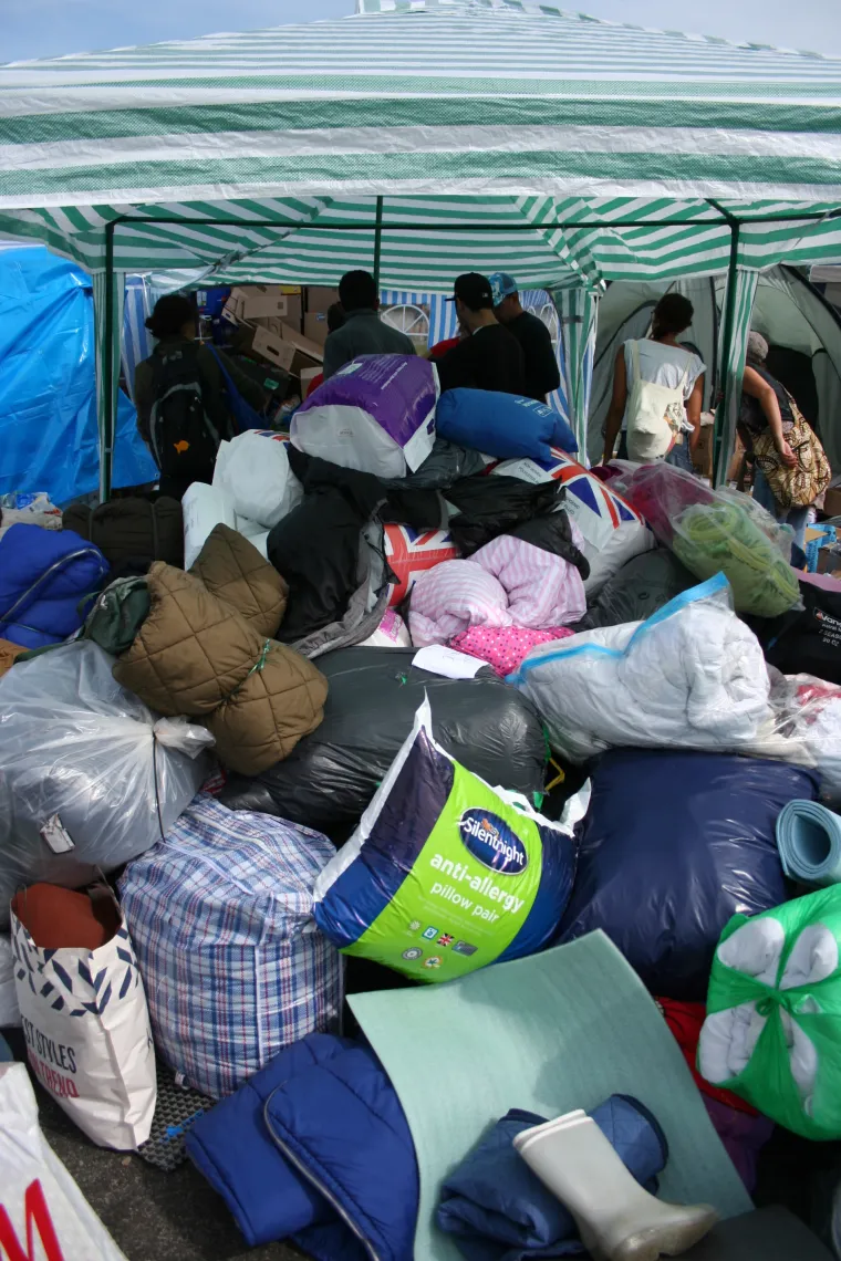 ...odjeću, vreće za spavanje, ki&scaron;obrane...