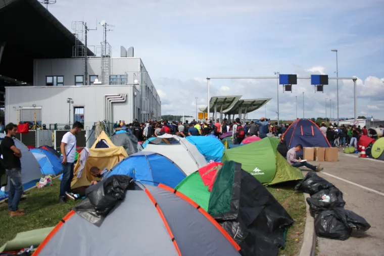 Žene i djecu Slovenci su ranije propustili i odveli u prihvatni centar u Brežicama.