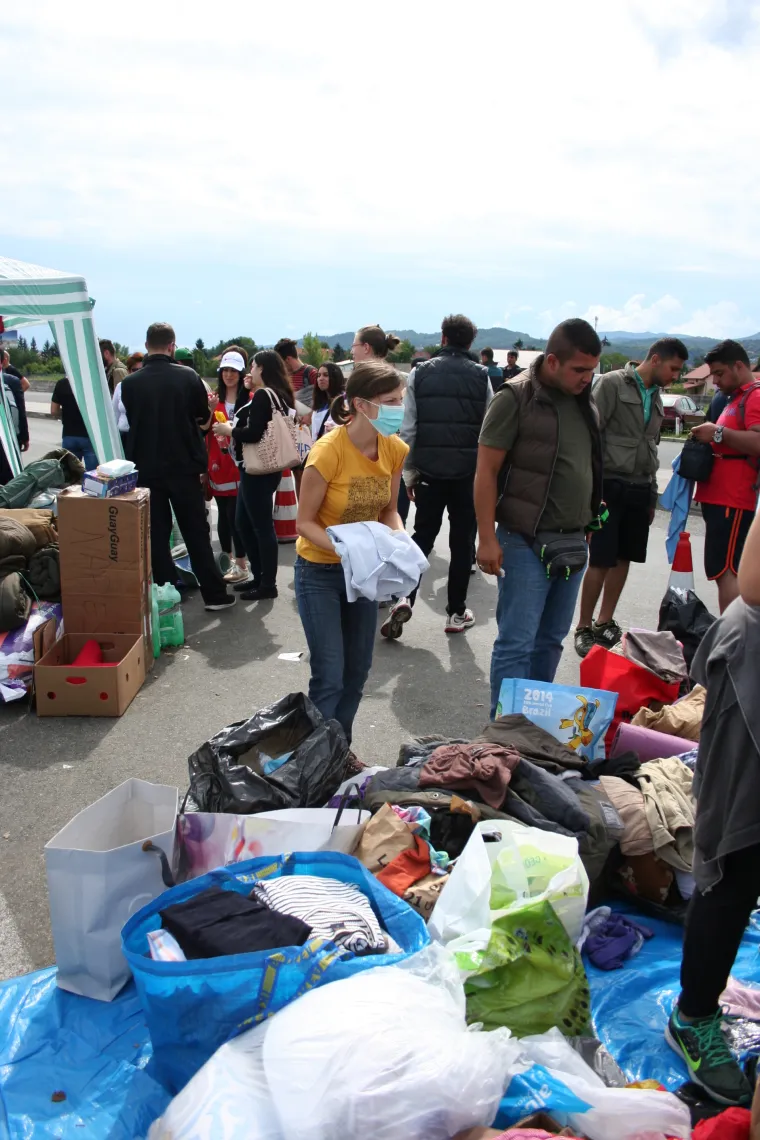 Na granici je ostalo između dvije i tri stotine uglavnom mu&scaron;karaca.